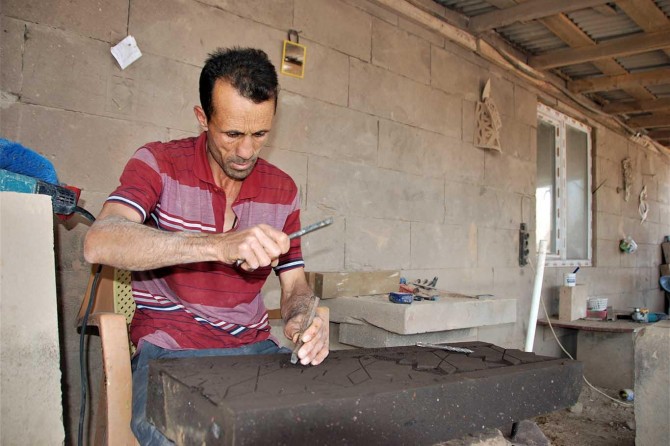 Ahlatlı taş ustaları taşlara motifler nakşederek ekmeklerini kazanıyorlar