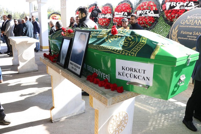 Çöken iskelenin altında hayatını kaybeden mühendis defnedildi