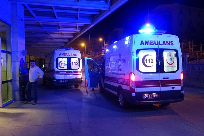 Siirt'te kaldırıma çarpan araç takla attı: 2 yaralı