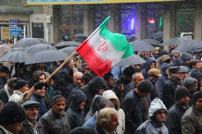 İran'da benzin zammından elde edilen gelir halka dağıtılmaya başlandı