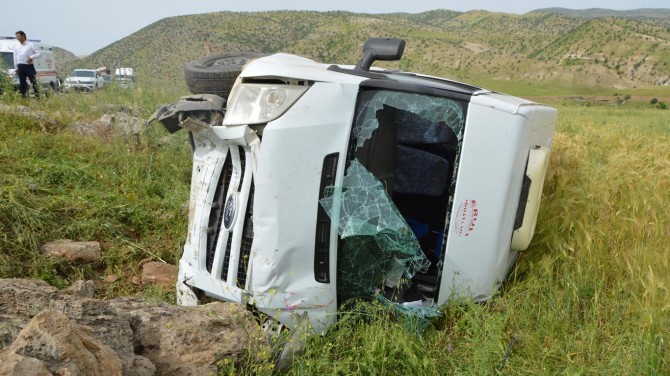 Baykan'da minibüs şarampole yuvarlandı: 4 kişi yaralandı