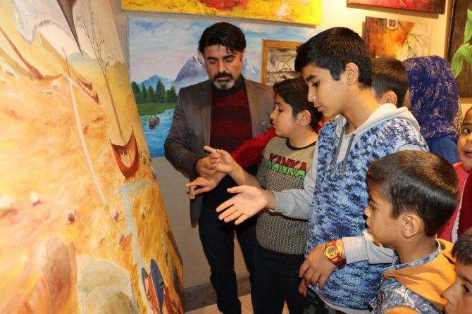 ​Çizdikleri tablolarla dünyadaki zulümlere dikkat çekiyorlar