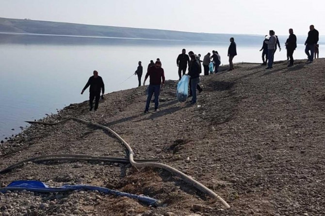 Kahta Mesleki ve Teknik Anadolu Lisesi personeli baraj kenarında çöp topladı