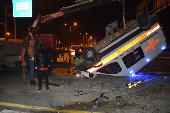 ​Ağrı'da ambulans ile otomobil çarpıştı: 1 ölü 9 yaralı