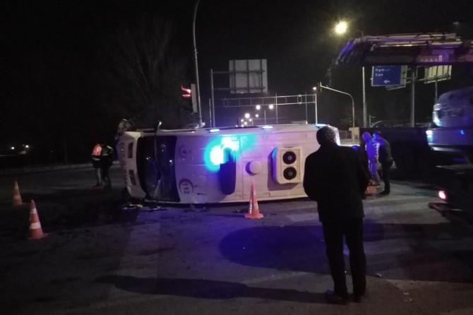 Ambûlans û otomobîl li hev qelibîn: Kesek mir 9 kes birîndar bûn