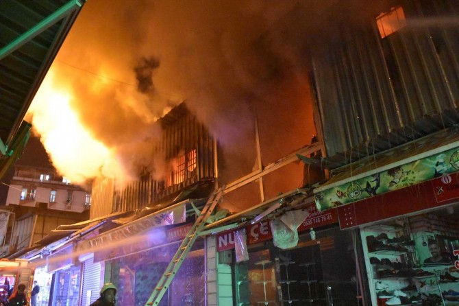 Adana'da 2 iş yerinde yangın