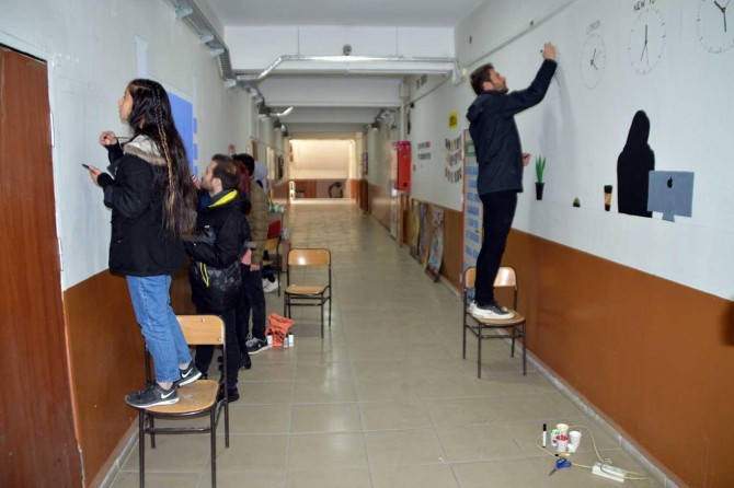 ​Ağrı Cumhuriyet Anadolu Lisesi öğretmen ve öğrencileri tatillerini eğitime zaman ayırarak geçiriyorlar