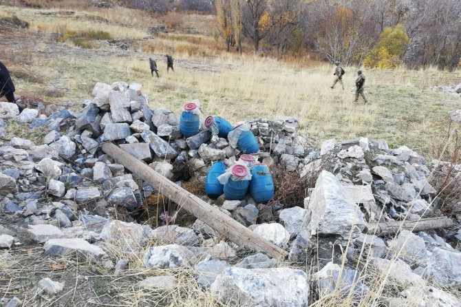 Bitlis kırsalında PKK’ye ait bir ton gıda malzemesi ele geçirildi