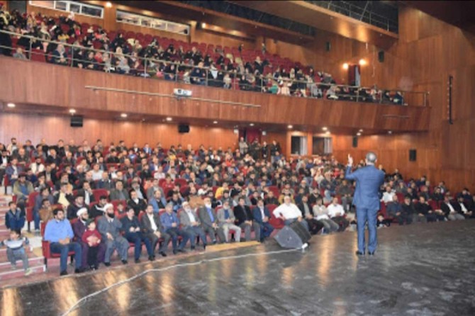 Sahabeleri her yönüyle örnek almalıyız