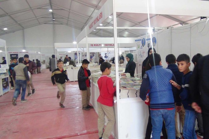 Öğrencilerden kitap fuarına yoğun ilgi