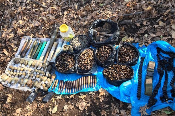 Yüklü miktarda patlayıcı ve mühimmat ele geçirildi