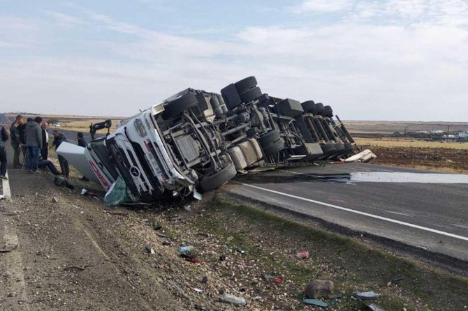 İpekyolu'nda kepçe yüklü TIR devrildi: Bir yaralı