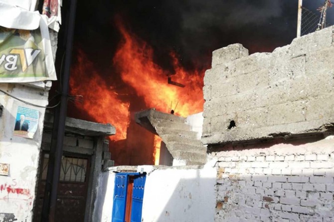 Adana'da yanan ev küle döndü