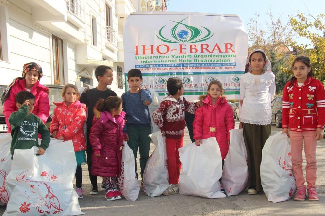İHO-EBRAR mağdur çocukları giydirdi