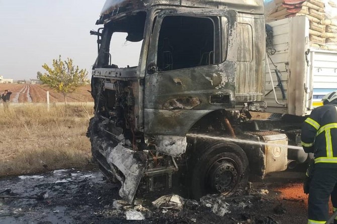 ​Şanlıurfa’da seyir halindeki TIR alev alev yandı