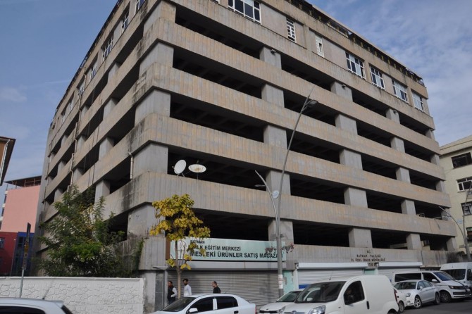 Otoparkın kapanması esnafı iş yapamaz hale getirdi