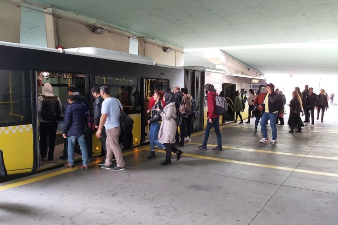 İstanbul'da metrobüs’te işaretli bekleme yeri dönemi başlıyor