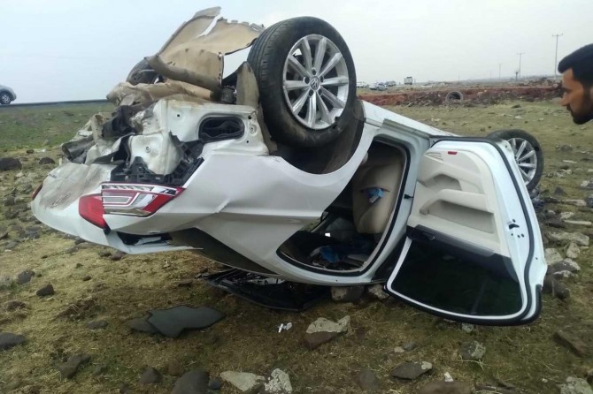 ​Diyarbakır-Siverek Karayolu'nda araç şarampole girdi: 2 yaralı