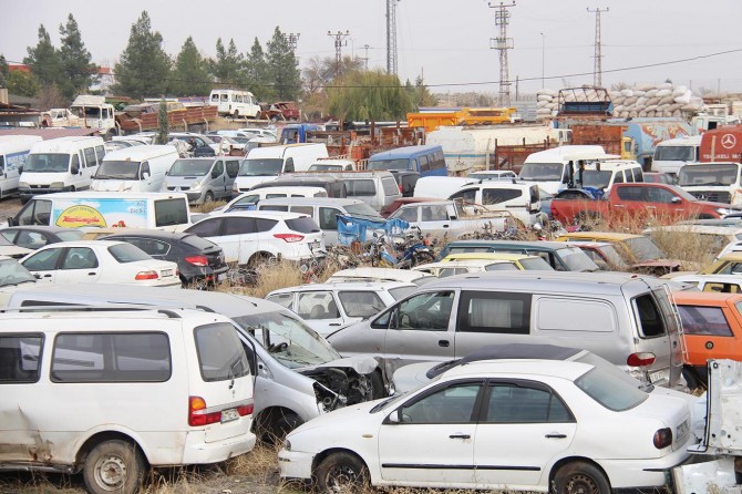 Binlerce araç çürümeye terkediliyor