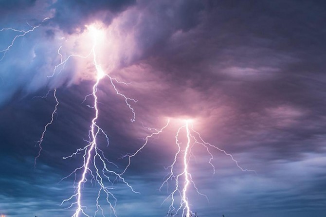 Hakkâri'de üs bölgesine yıldırım düşmesi  sonucu 2 asker hayatını kaybetti