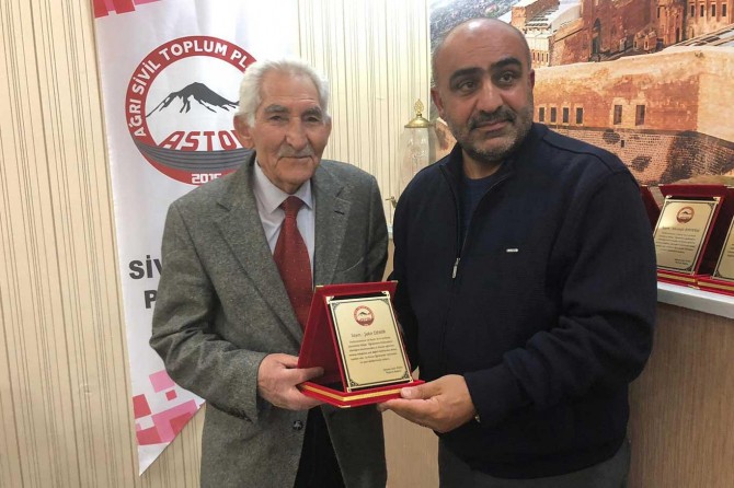 Ağrı'da emekli öğretmenlere plaket