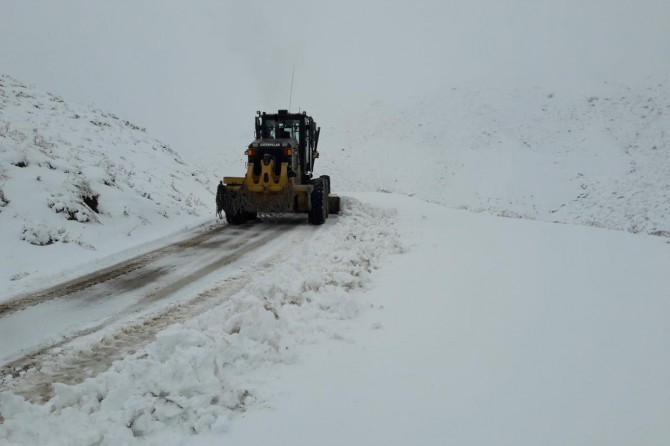 Siirt'te kar yağışı köy yollarını ulaşıma kapadı
