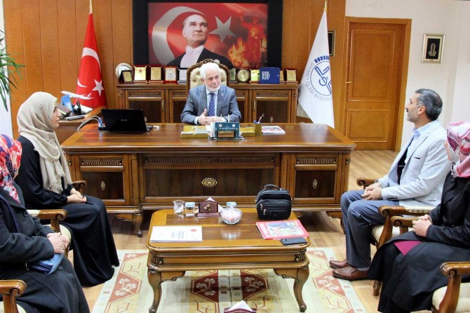 Elazığ'da umre yarışmasında dereceye giren işitme engellilerden müftüye ziyaret