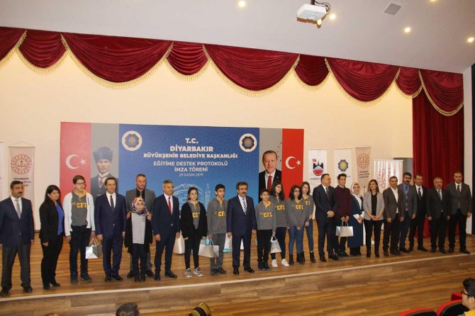 Diyarbakır’da başarılı yüz öğrenci yurt dışına gönderilecek