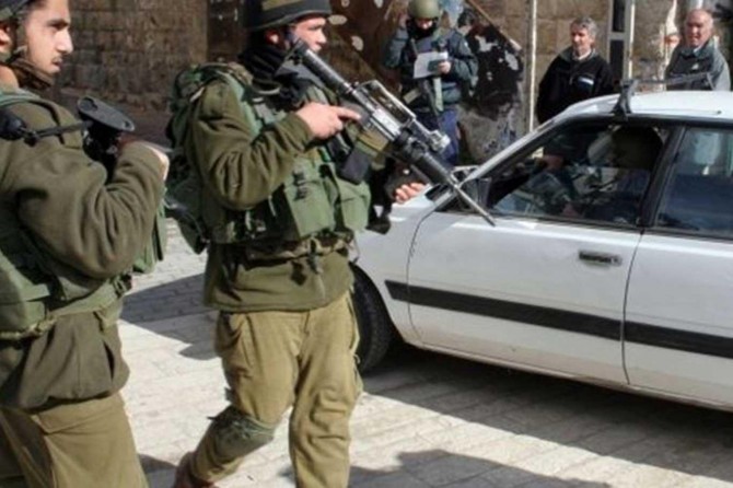 Zionist gangs photograph dozens of homes, seizes cars in W. Bank town
