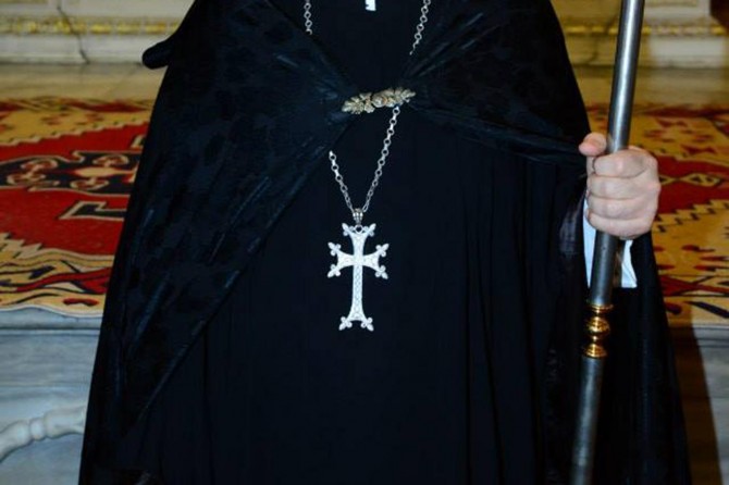 ​Ukrayna'da rahibin üzerinden uyuşturucu madde ele geçirildi