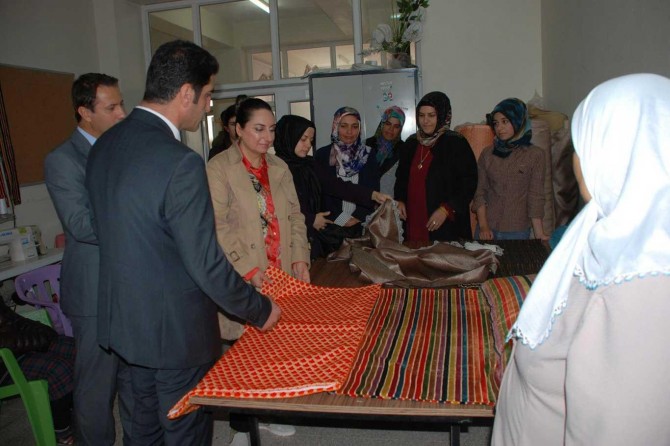 Samsat'ta depremzede kadınlar bakıra şekil veriyor