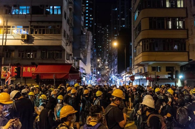 Hong Kong'da göstericiler yine sokaklarda