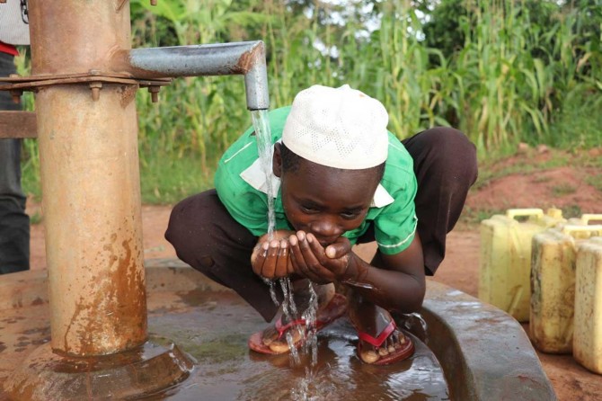 Avrupa Yetîm Elî li Ugandayê bîrên avê dide vekirin