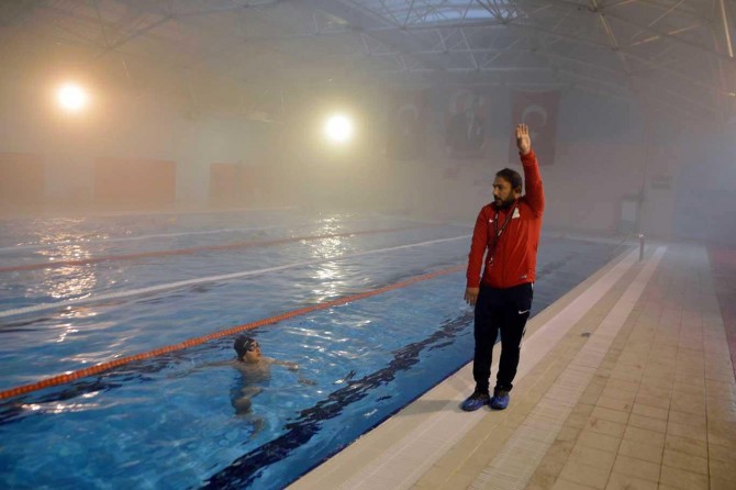 Engelini yüzerek aştı dereceye koştu