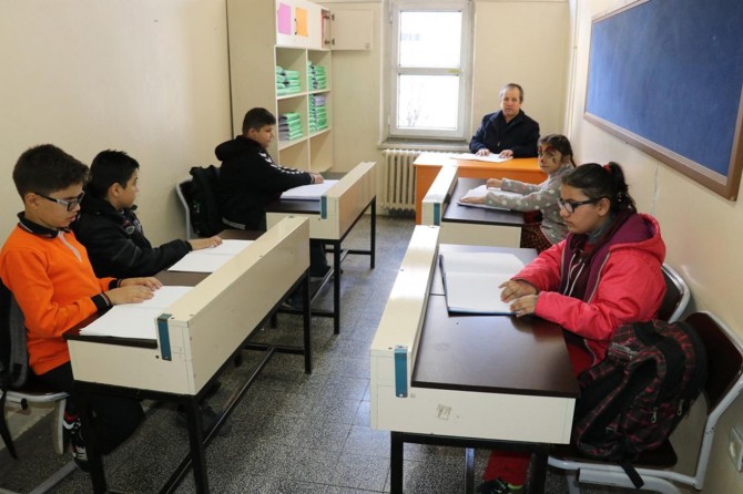 Kendisi gibi görme engellilere Kur’an-ı Kerim öğretiyor