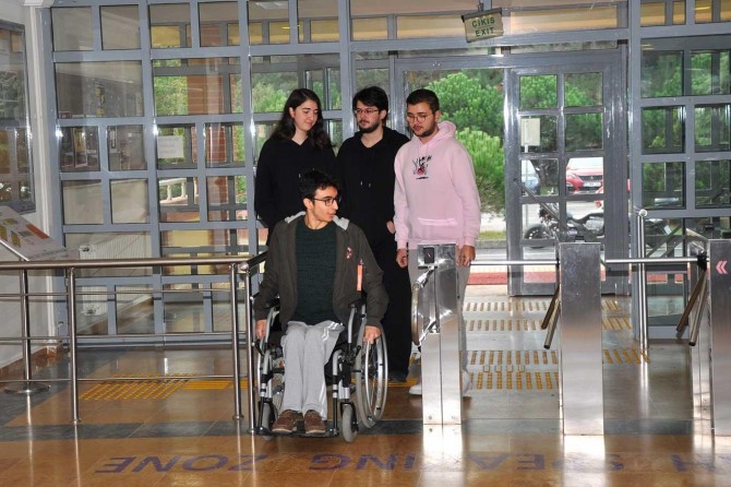 ​Engelli olması okumasına engel olmadı