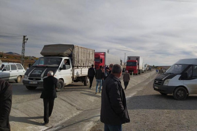​Adıyaman-Şanlıurfa Karayolunda kavşak isteyen köylüler yolu trafiğe kapattı