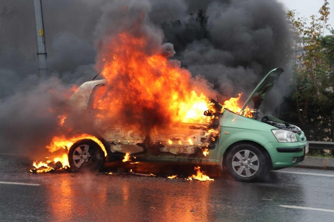 Seyir halinde alev alan araç küle döndü