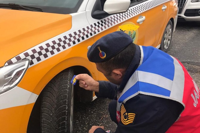 Kış lastiği uygulamasında araç denetimleri devam ediyor