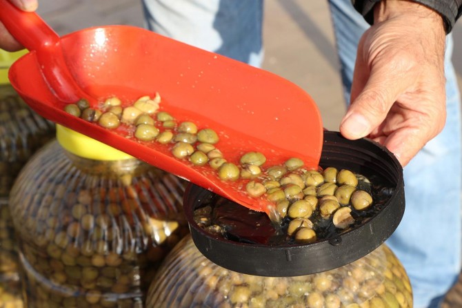 Zeytinci esnafı sezonu erken kapattı