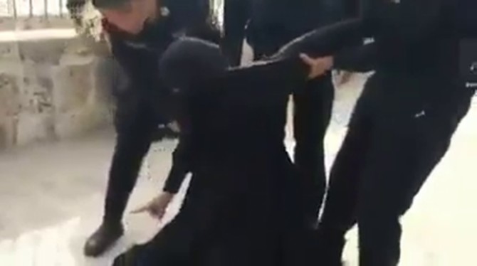 Terorîstên siyonîst pîreka ku li Mescîda Eqsayê nimêj dikir desteser kirin