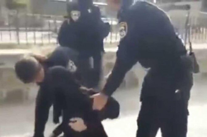 İşgal çetesi Mescid-i Aksa'da namaz kılan kadını alıkoydu