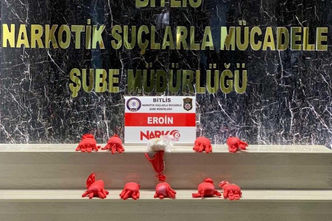 Eldivenlerin içerisine saklanmış yaklaşık 6 kilo eroin ele geçirildi