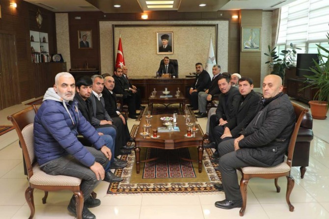 Vali Çağatay köy muhtarlarını makamında ağırladı