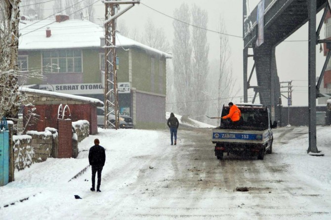 Rêya 128 gundan ji ber berfê hat girtin