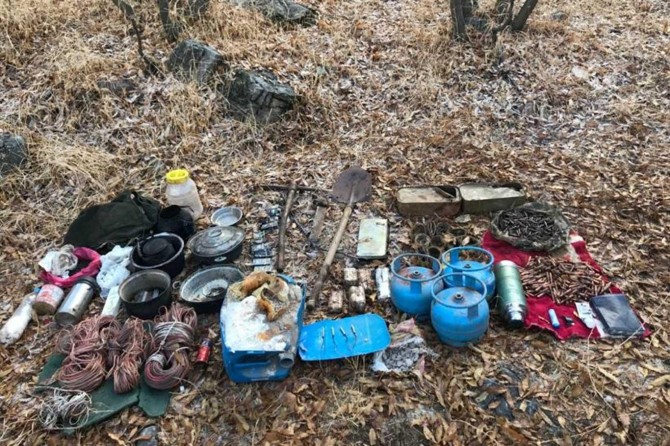 Çatak'ta PKK'ye ait çok sayıda silah ve mühimmat ele geçirildi
