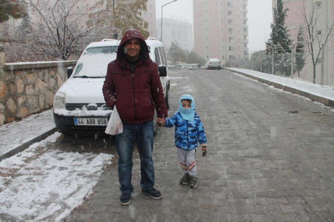Kar yağışına çocuklar gibi seviniyoruz