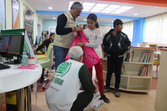 Adana Umut Kervanından öğrencilere yardım