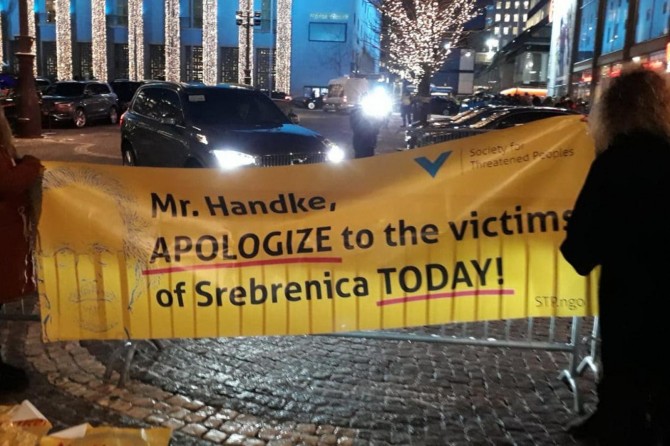 Handke, ödülünü protestolar eşliğinde aldı