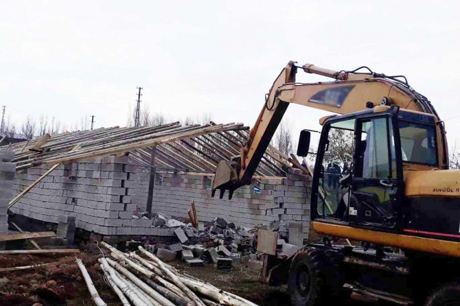 Kaçak yapı ve metruk binaların yıkımı devam ediyor